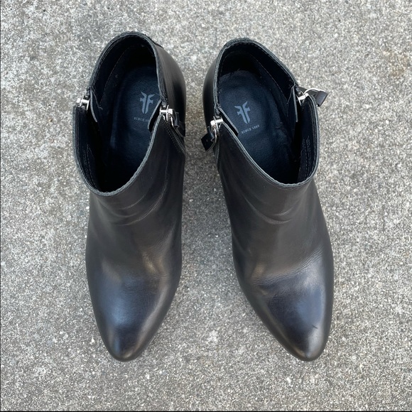 FRYE black genuine leather block heel ankle bootie - Picture 3 of 6